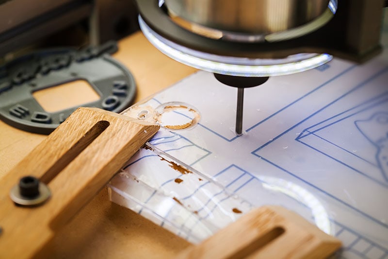 Machine cuts acrylic plexiglass as per blueprint